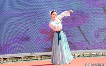 大年初六汉服小姐姐出游,汉服小姐姐身着古韵出行，共赏新春美景